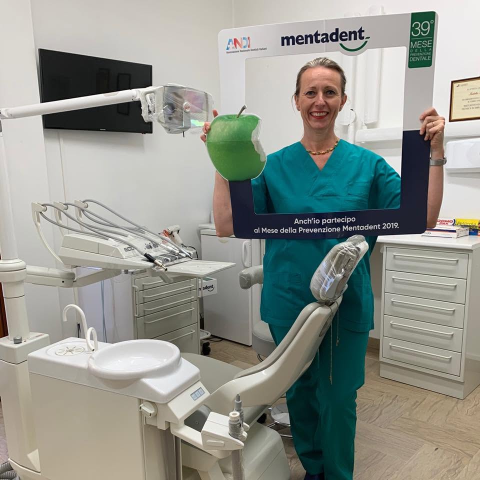 Dott.ssa Isabella Mariotti nello studio, Mese della Prevenzione Dentale