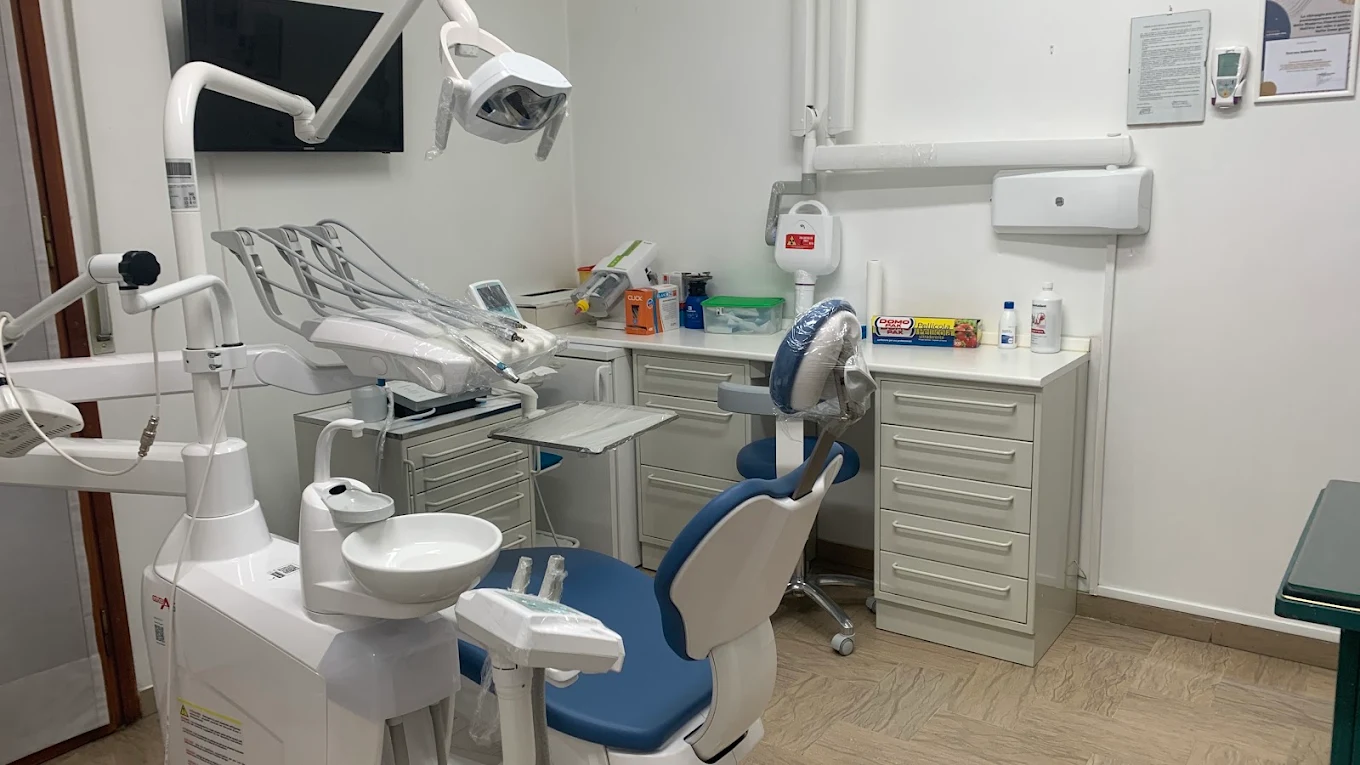 Sala operativa dello studio dentistico con riunito e scanner